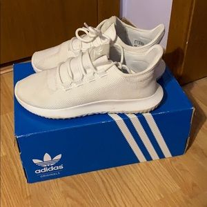 White Adidas Tennishoes